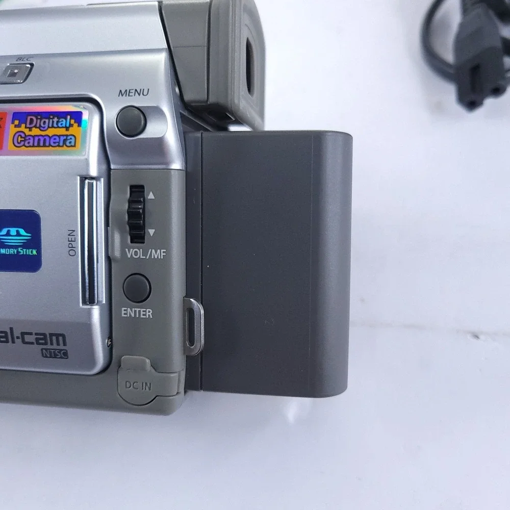 Samsung SCD23 MiniDV Video Camcorder Case Instructions Charger Batteries Tapes